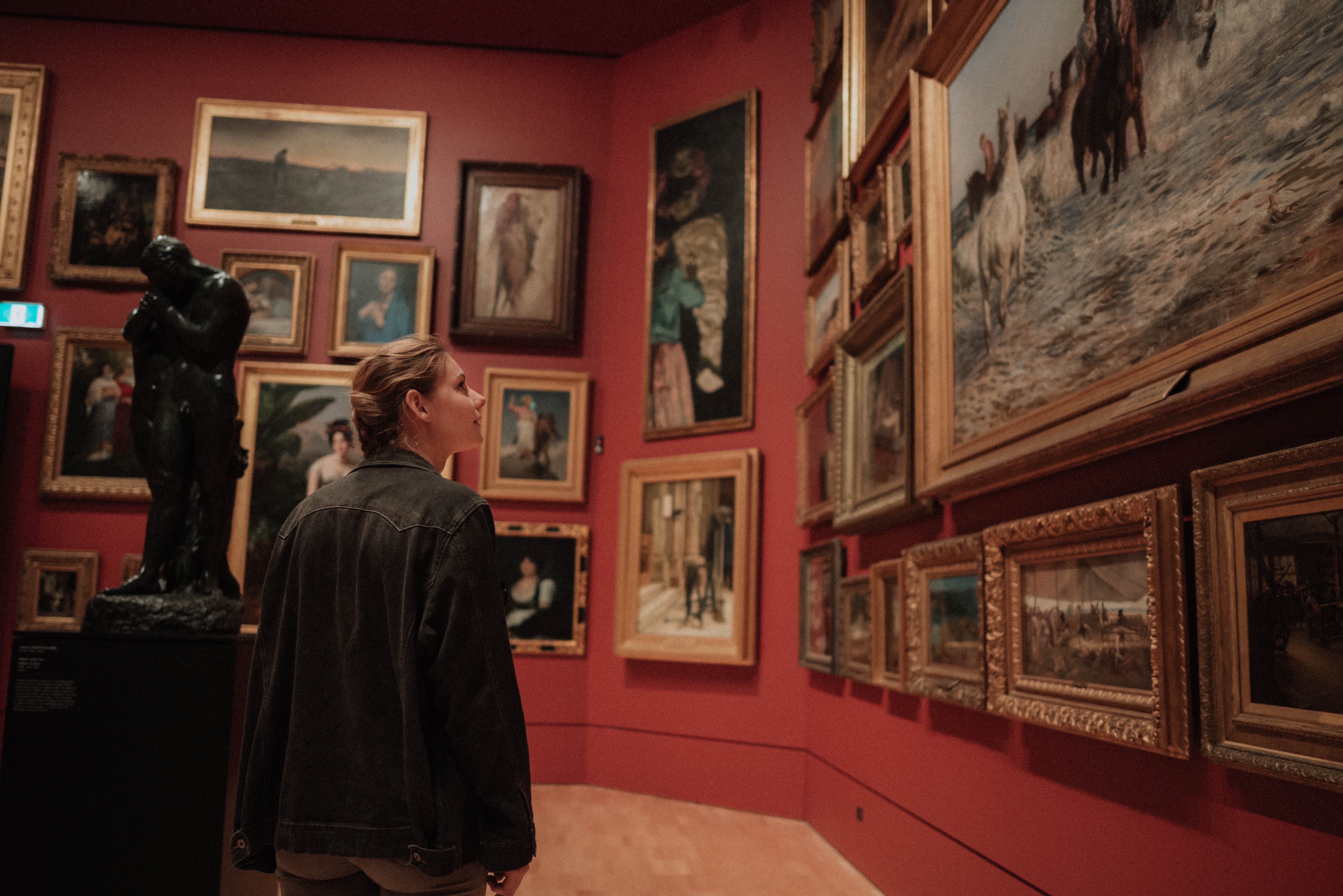 Gente viendo una exposición